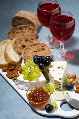 peynir tabağı, ciabatta, taze üzüm ve iki bardak kırmızı şarap, en iyi görünümü