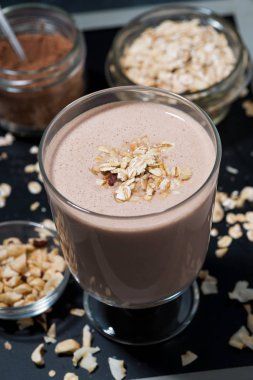 çikolatalı milkshake bir cam, üstten görünüm dikey