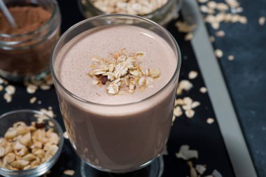çikolatalı milkshake bir cam, closeup yatay