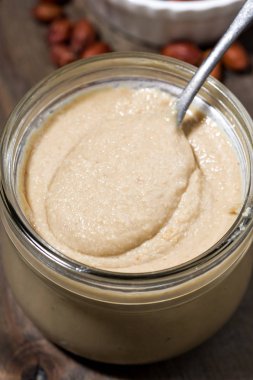 Ev yapımı fıstık ezmesi, üstten görünüm kavanoz