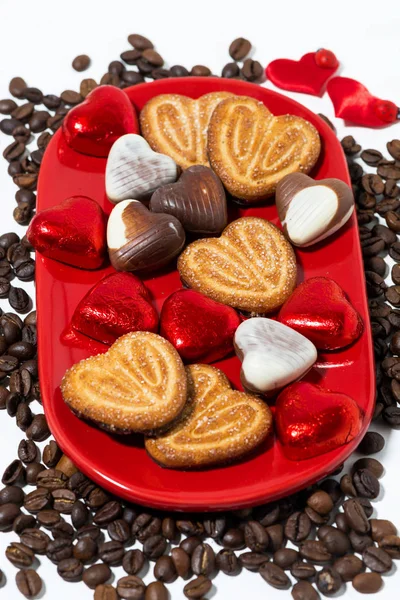 tabak kurabiye, şekerleme ve kahve için Sevgililer günü, üstten görünüm dikey