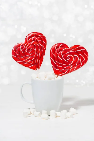 Şeker Kalpler Beyaz Bir Fincan Şeklinde Bir Sopa Üzerinde Bokeh — Stok fotoğraf