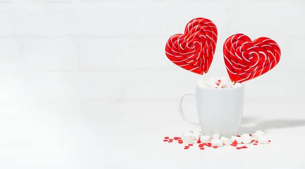 Caramelle Bastone Forma Cuore Una Tazza Marshmallow Sfondo Bianco Orizzontale — Foto Stock