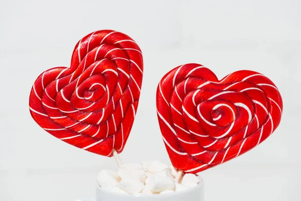 Bonbons Sur Bâton Forme Coeur Dans Une Tasse Sur Fond — Photo