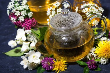 aromatik çiçek çay ve bir çaydanlık, en iyi bal yatay görüntüleme