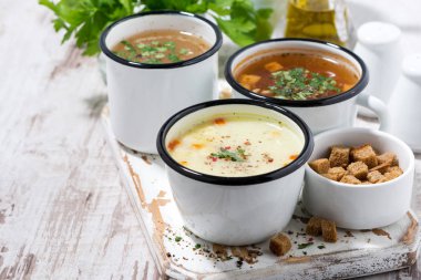 Kupalar, yatay olarak sıcak çorba çeşitleri