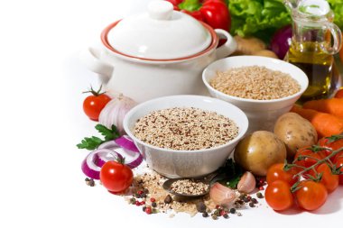 kahverengi pirinç ve quinoa ve taze malzemelerle beyaz bir arka planda, yatay