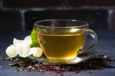 karanlık bir arka plan, closeup yatay Tarih kokulu Yasemin çayı fincan