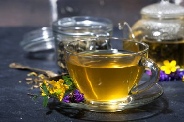 karanlık bir arka planda portre yatay aromatik otlar ile taze çay