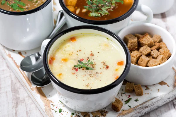 Berbagai Macam Sup Panas Dalam Mug Tilikan Atas Horisontal — Stok Foto