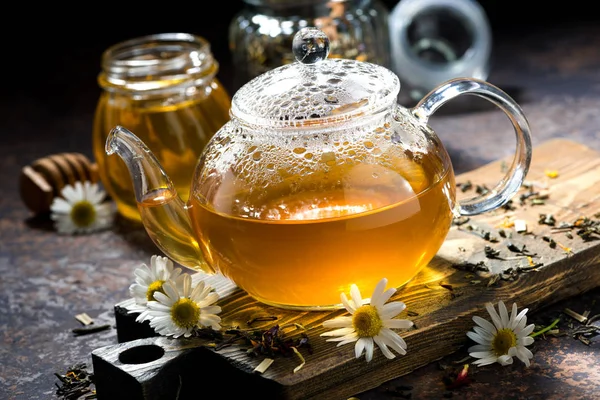 Thé Camomille Parfumé Dans Une Théière Verre Gros Plan Horizontal — Photo