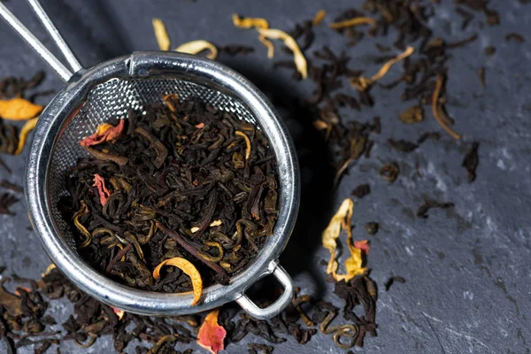 Сухой Черный Чай Травами Фильтре Вид Сверху Горизонтальный — стоковое фото