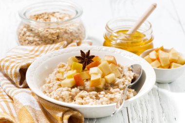 tabak yulaf ezmesi beyaz masa, tatlı elma