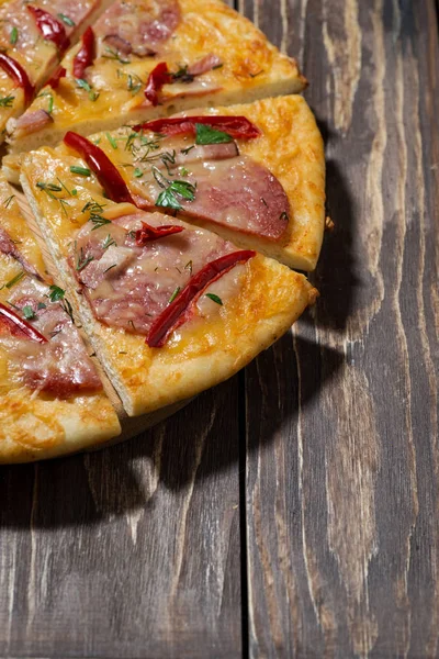 Pizza Mit Wurst Auf Holztisch Senkrecht Nahaufnahme — Stockfoto