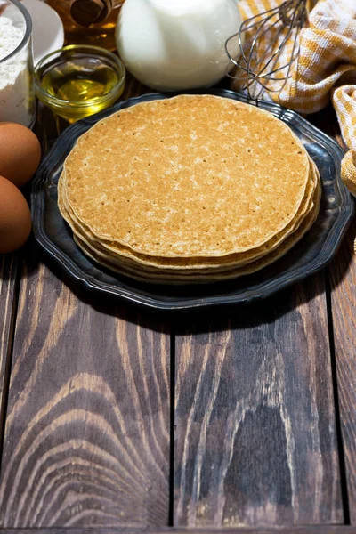 Traditionelle Dünne Pfannkuchen Und Zutaten Vertikale Ansicht Von Oben — Stockfoto