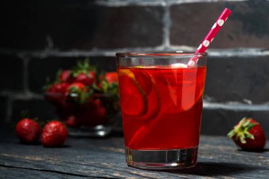 karanlık bir arka plan, closeup çilek limon limonata