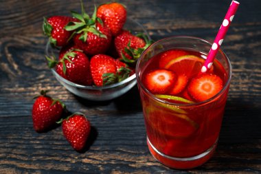 karanlık bir arka plan, üstten görünüm yatay çilek narenciye limonata