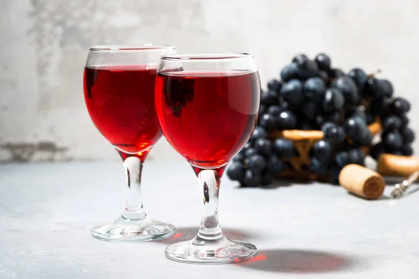 Två Glas Rött Vin Grå Bakgrund Närbild Horisontella — Stockfoto