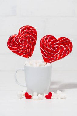 Stick Marshmallow, dikey closeup bir fincan bir kalp şeklinde şeker