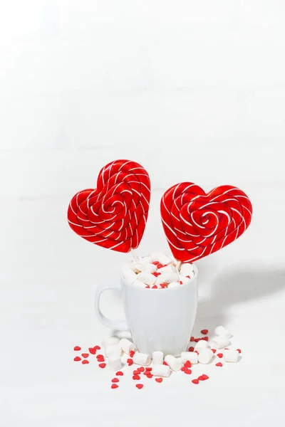 Bonbons Auf Einem Stock Herzform Einer Tasse Marshmallows Ansicht Von — Stockfoto