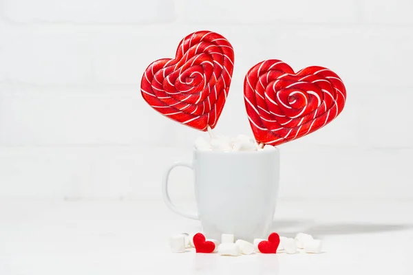 Caramelle Bastone Nella Forma Cuore Una Tazza Marshmallow Orizzontale — Foto Stock