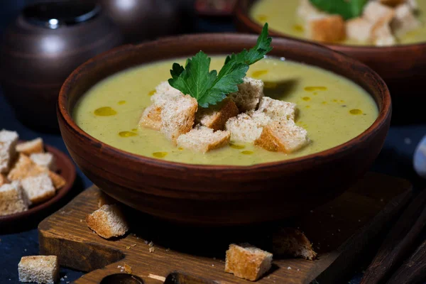 Sup Krim Brokoli Dengan Croutons Untuk Makan Siang Horisontal — Stok Foto