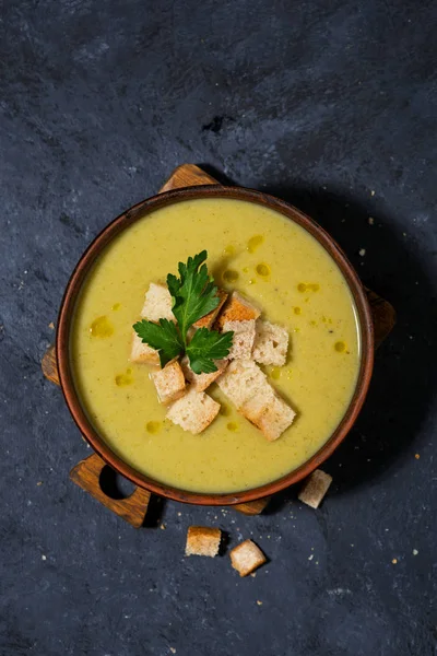 Sopa Crema Brócoli Con Croutons Tazón Para Almuerzo Vista Superior — Foto de Stock