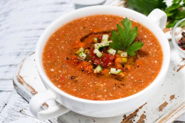 bir kasede, closeup yatay soğuk domates çorbası