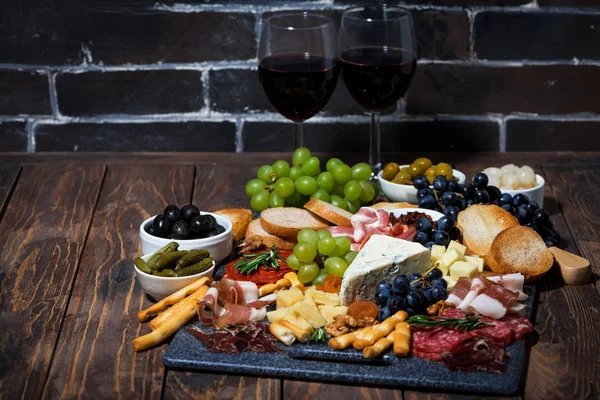 çeşitli peynirler, meyve ve şarap, yatay etler