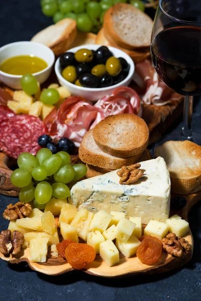 Bandeja Queso Una Tabla Madera Pan Frutas Embutidos Sobre Fondo — Foto de Stock