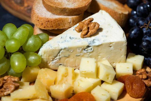 Peynir Tepside Bir Tahta Masa Ekmek Meyve Üstten Görünüm — Stok fotoğraf