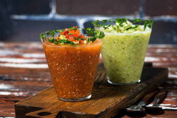 冷たいスープ メガネ 水平で赤と緑のガスパチョ — ストック写真