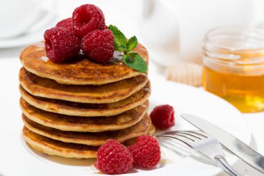 Ahududu kahvaltıda, closeup yatay krep yığını