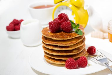 beyaz masa, closeup yatay günü kahvaltıda taze ahududu ile krep yığını