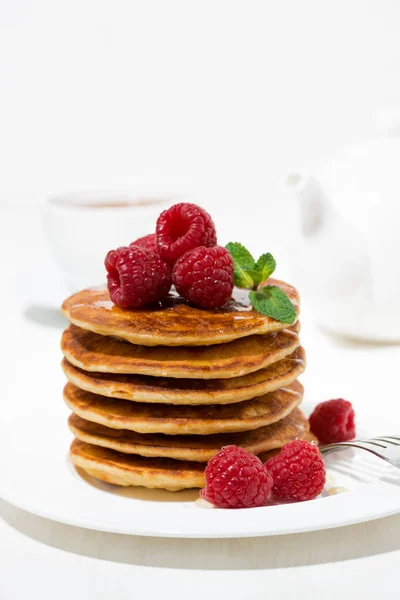 Pila Panqueques Con Frambuesas Para Desayuno Primer Plano Vertical — Foto de Stock