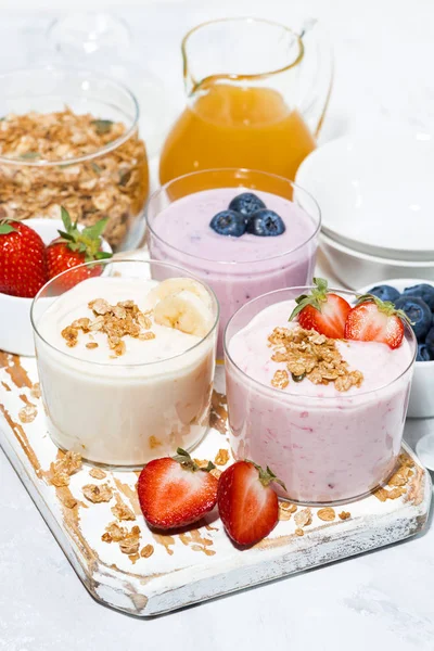 Söt Yoghurt Med Frukt Och Bär För Läcker Frukost Vertikala — Stockfoto