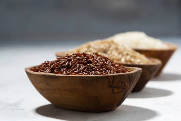 木碗中的三种干米饭 近距离水平 — 图库照片