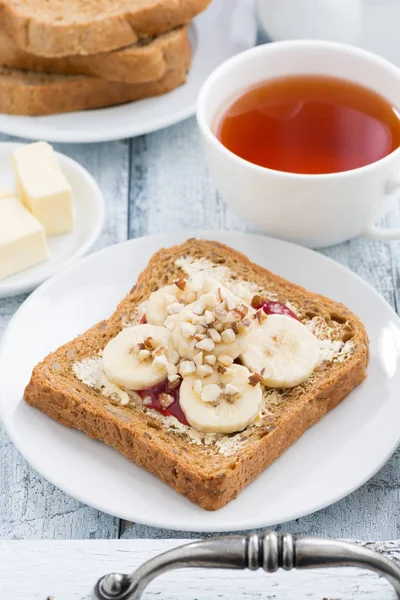 Toast Met Pindakaas Banaan Verse Zwarte Thee Bovenaanzicht — Stockfoto