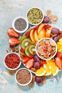 tabak taze mevsim meyveleri ve superfoods rustik arka planda, üstten görünüm