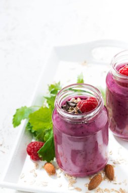 Yulaf ezmesi ve çikolata beyaz tablo, üstten görünüm ile ahududu güler yüzlü