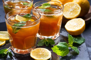 serinletici buzlu çay nane ve limon, portre, yatay