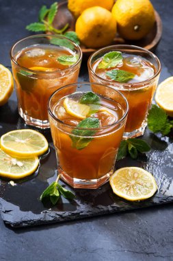 Nane ve limon, dikey, en iyi görünüm, closeup ile ferahlatıcı buzlu çay