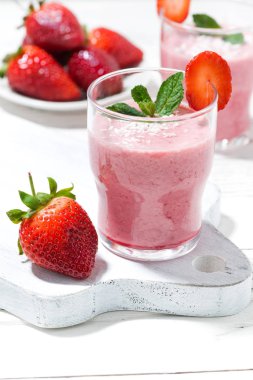 beyaz masa, dikey, closeup üzerinde çilek milkshake yenileniyor