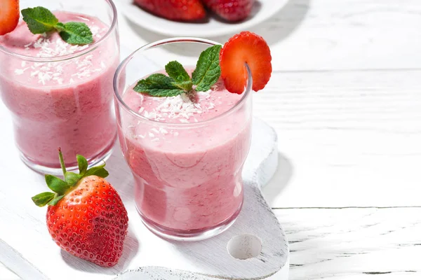 Uppfriskande Strawberry Milkshake Närbild Horisontell — Stockfoto