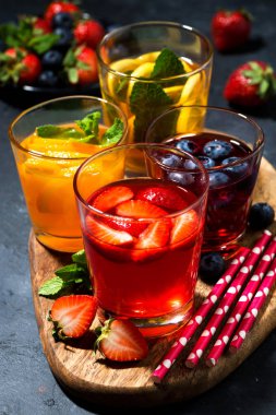 koyu arka plan, üstten görünüm üzerinde çeşitli meyve ve meyve içecekler