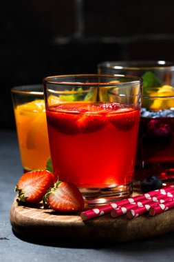 ürün çeşitliliği, dikey closeup meyve ve meyve içecekler