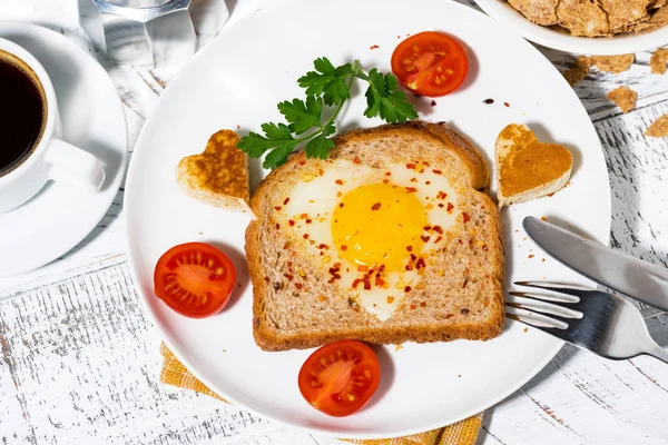 上面水平 朝食にトーストでハート型の目玉焼き — ストック写真