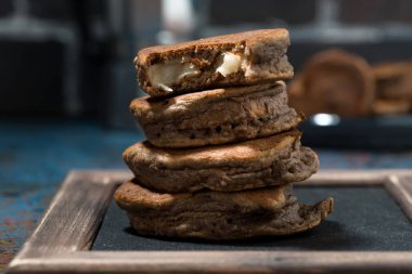 elma dilim çikolatalı hamur, closeup içinde