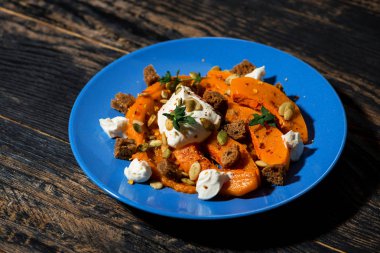 pişmiş kabak salatası krem peynir ve kruton, yatay