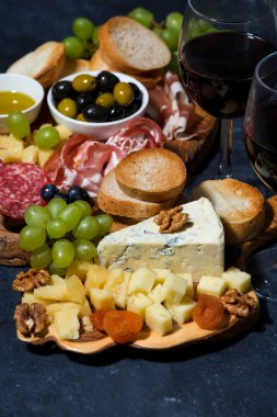 Peynir tabağı bir ahşap tahta, ekmek, meyve ve söğüş, dikey Üstten Görünüm